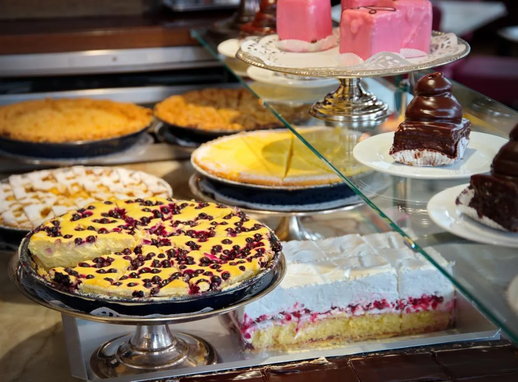 Hausgemachte Mehlspeisen in der Vitrine