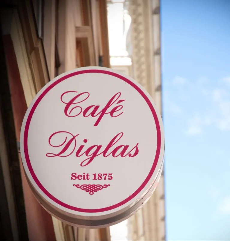 Das historische Café-Diglas-Schild